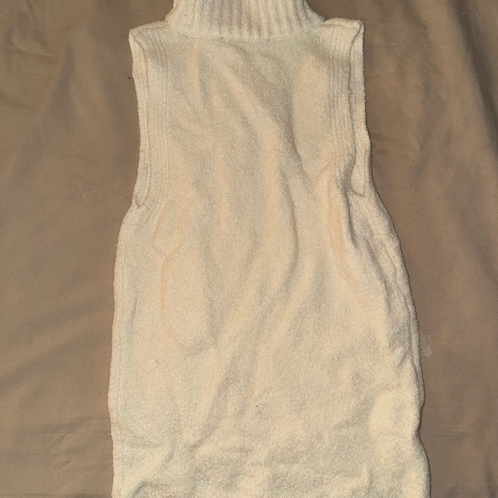 Cozy Sleeveless Turtleneck Sweater - Cream